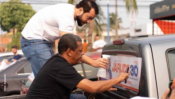 Jarude começa campanha com pé ‘direito’ e adesivaço em comitê: “Um novo futuro para Rio Branco”