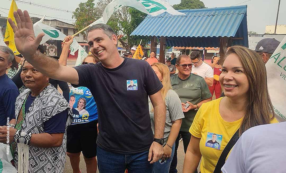 Acompanhado de Marfisa, Marcus Alexandre participa de bandeiraço na praça da Semsur, na Baixada da Sobral