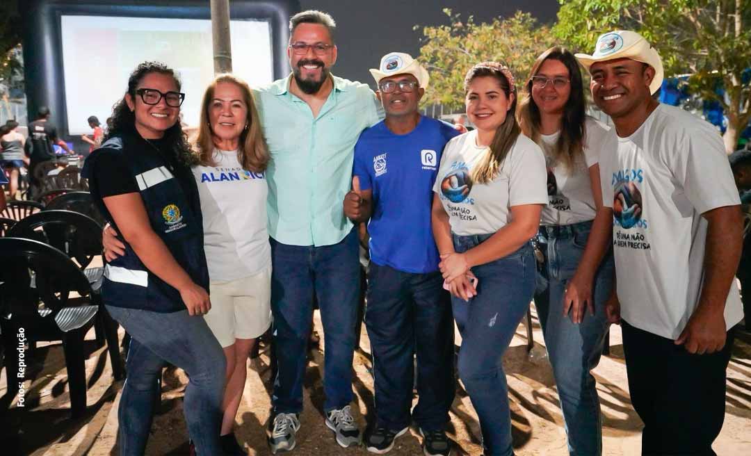 Praça do Jequitibá vira cinema ao ar livre e comunidade comemora projeto custeado com emenda de Alan Rick