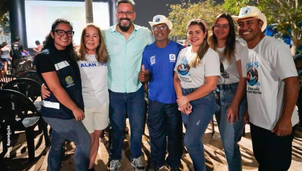 Praça do Jequitibá vira cinema ao ar livre e comunidade comemora projeto custeado com emenda de Alan Rick