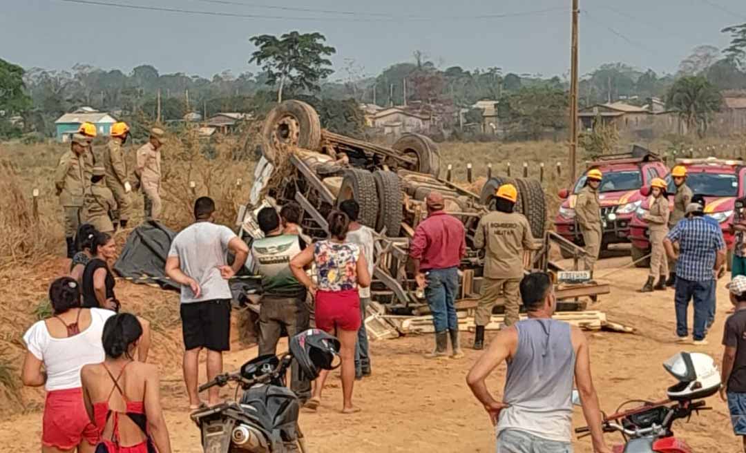 Motorista morre em grave acidente no interior do Acre; caminhão saiu da pista e capotou