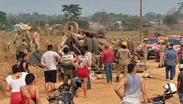 Motorista morre em grave acidente no interior do Acre; caminhão saiu da pista e capotou