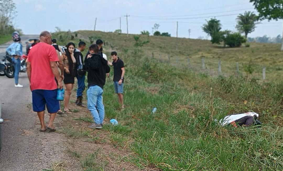 Eletricista e esposa sofrem acidente na BR-364; homem teria cochilado na direção da motocicleta