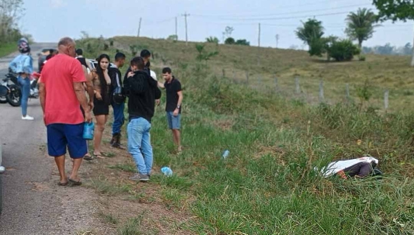 Eletricista e esposa sofrem acidente na BR-364; homem teria cochilado na direção da motocicleta