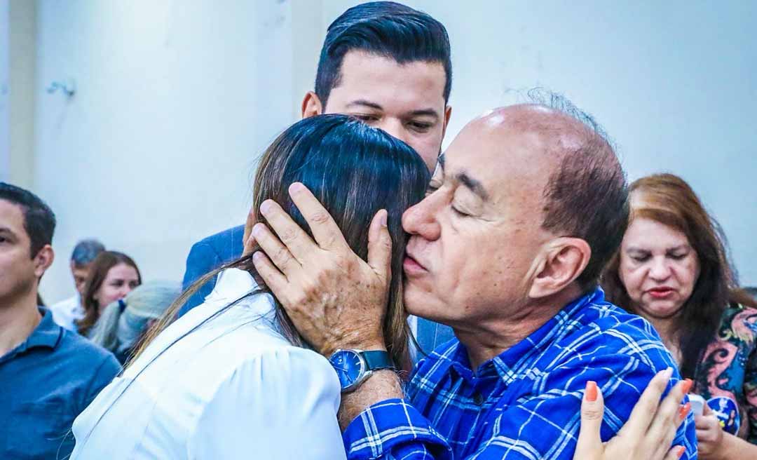 Bocalom participa de culto na Igreja Internacional da Graça de Deus