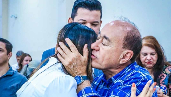 Bocalom participa de culto na Igreja Internacional da Graça de Deus