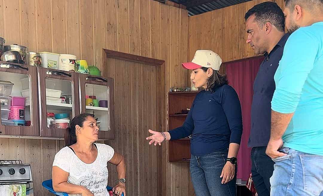 Jessica e Tota Filho escutam sobre ausência de gestão na área de produção na vila Santa Luzia do Pentecostes