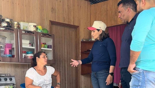 Jessica e Tota Filho escutam sobre ausência de gestão na área de produção na vila Santa Luzia do Pentecostes