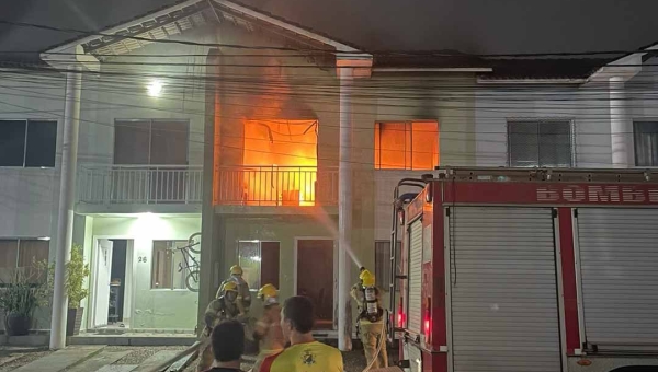 Residência pega fogo no Riviera Dei Fiori, em Rio Branco; incêndio teria começado no ar-condicionado