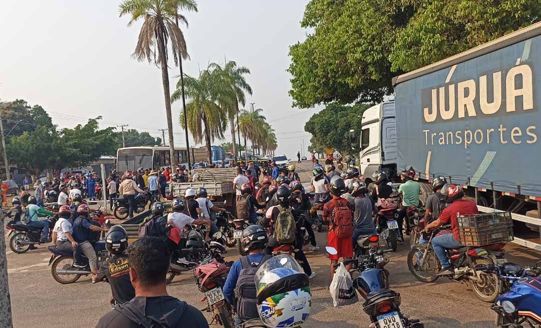 Moradores bloqueiam trecho da BR-364 que dá acesso ao aeroporto em Rio Branco reivindicando pavimentação de ramal