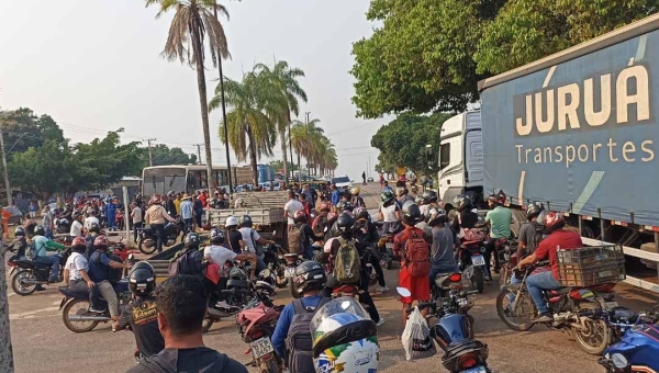 Moradores bloqueiam trecho da BR-364 que dá acesso ao aeroporto em Rio Branco reivindicando pavimentação de ramal