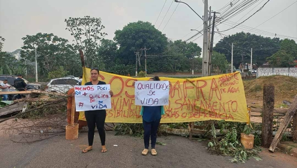 Cobrando pavimentação e rede de água e esgoto, moradores do Joafra fecham ruas