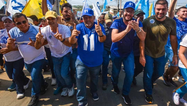 Acompanhado de lideranças do PP, Gladson participa de bandeiraço de apoio a Zequinha Lima