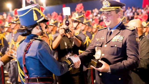 Acreanos que participam do curso de oficiais em Minas Gerais recebem o Espadim Tiradentes