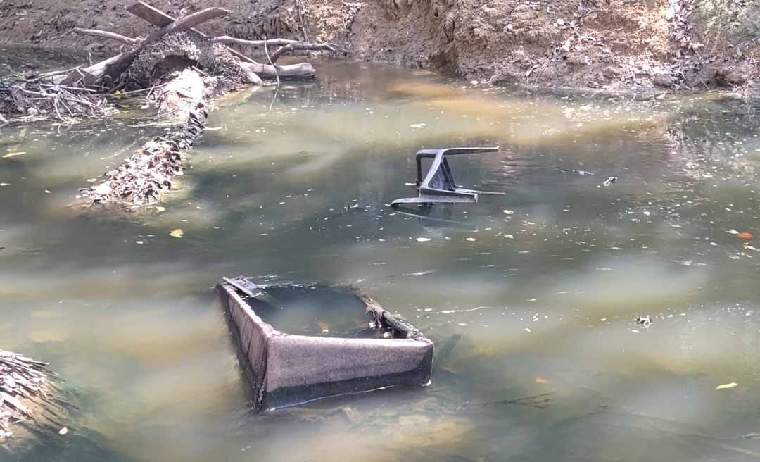 Revitalização do igarapé São Francisco não saiu do papel e manancial virou esgoto a céu aberto com restos de sofá, cadeira e muito lixo