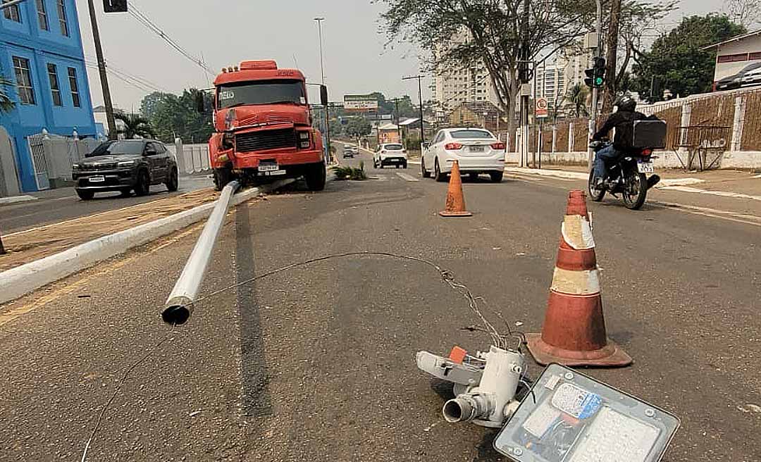 Caminhão-pipa que presta serviço para Prefeitura derruba poste de iluminação na Avenida Antônio da Rocha Viana