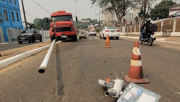 Caminhão-pipa que presta serviço para Prefeitura derruba poste de iluminação na Avenida Antônio da Rocha Viana