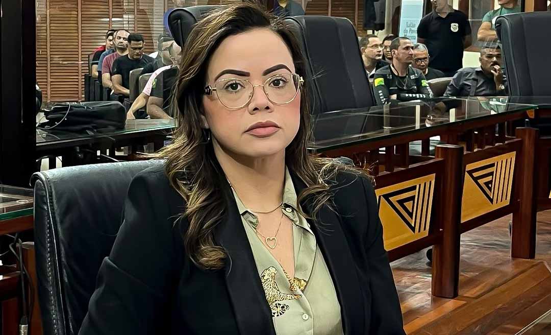 Na tribuna da Aleac, Michelle Melo critica gestão da Educação e questiona 'contrato irregular"