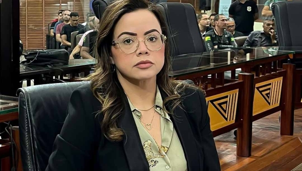 Na tribuna da Aleac, Michelle Melo critica gestão da Educação e questiona 'contrato irregular"