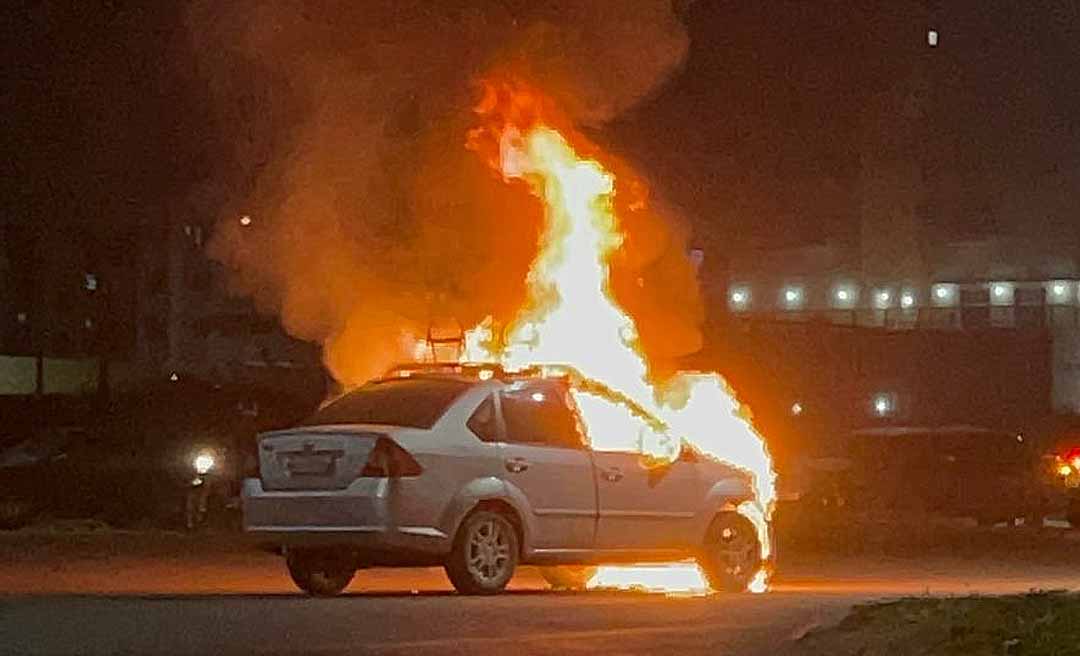 Carro pega fogo na rotatória da Uninorte, na Via Verde, em Rio Branco