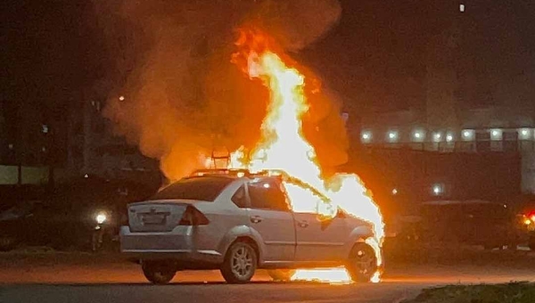 Carro pega fogo na rotatória da Uninorte, na Via Verde, em Rio Branco