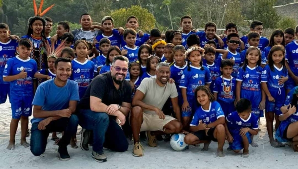 Alan Rick e ex-Flamengo Léo Moura inauguram primeira escolinha do craque rubro-negro em território indígena