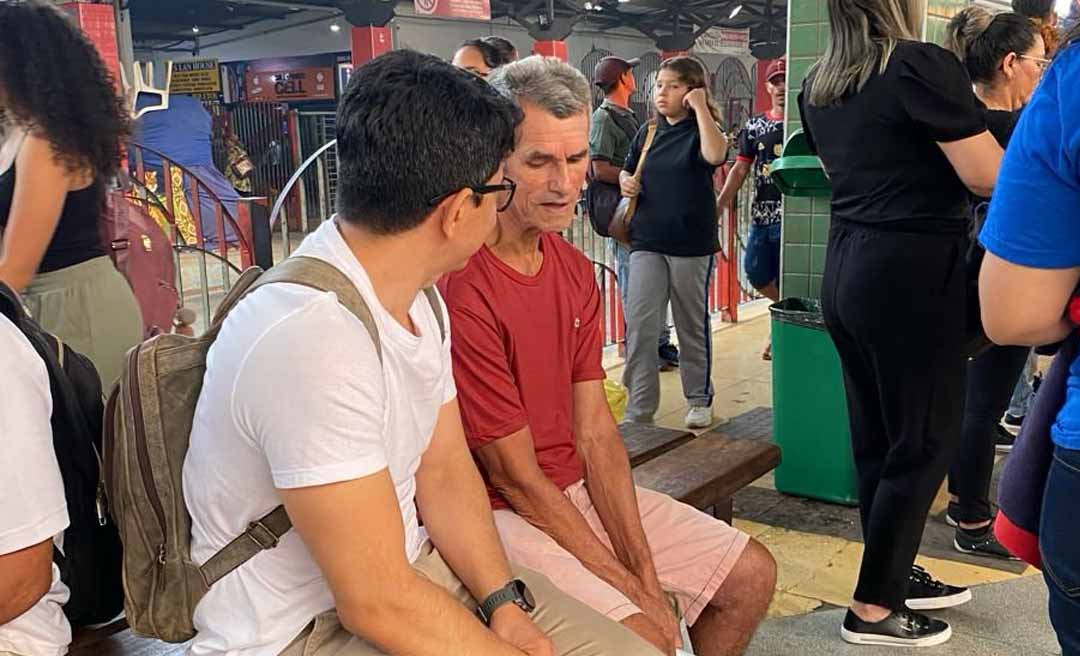 Jenilson pega ônibus, ouve relatos e promete acabar com taxa para uso de banheiros no Terminal Urbano