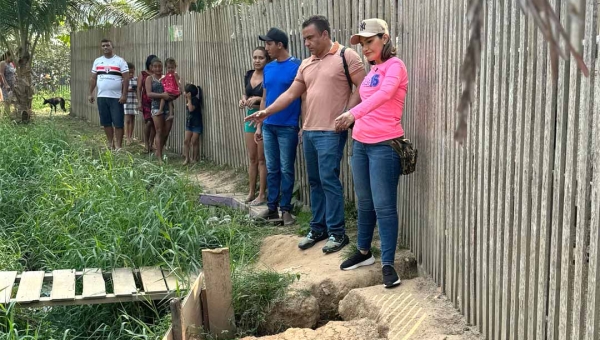 No “Buraco do 15” Jéssica Sales visita famílias à beira do esgoto: “impressionada com a falta de gestão”