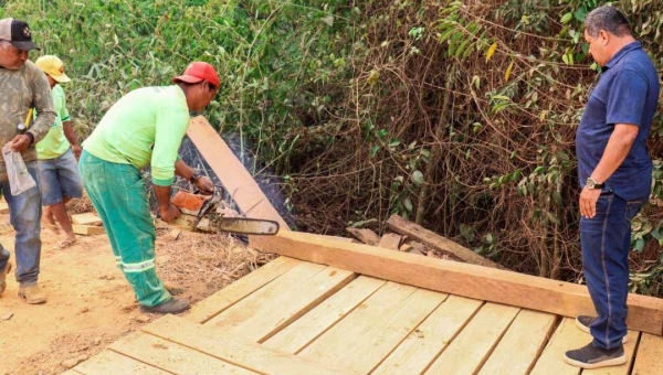 Prefeitura de Brasiléia realiza a construção de mais uma ponte na zona rural