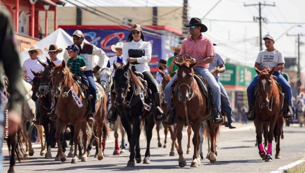 Cavalgada e cerimônia de abertura da Expoacre movimentam o fim de semana em Rio Branco