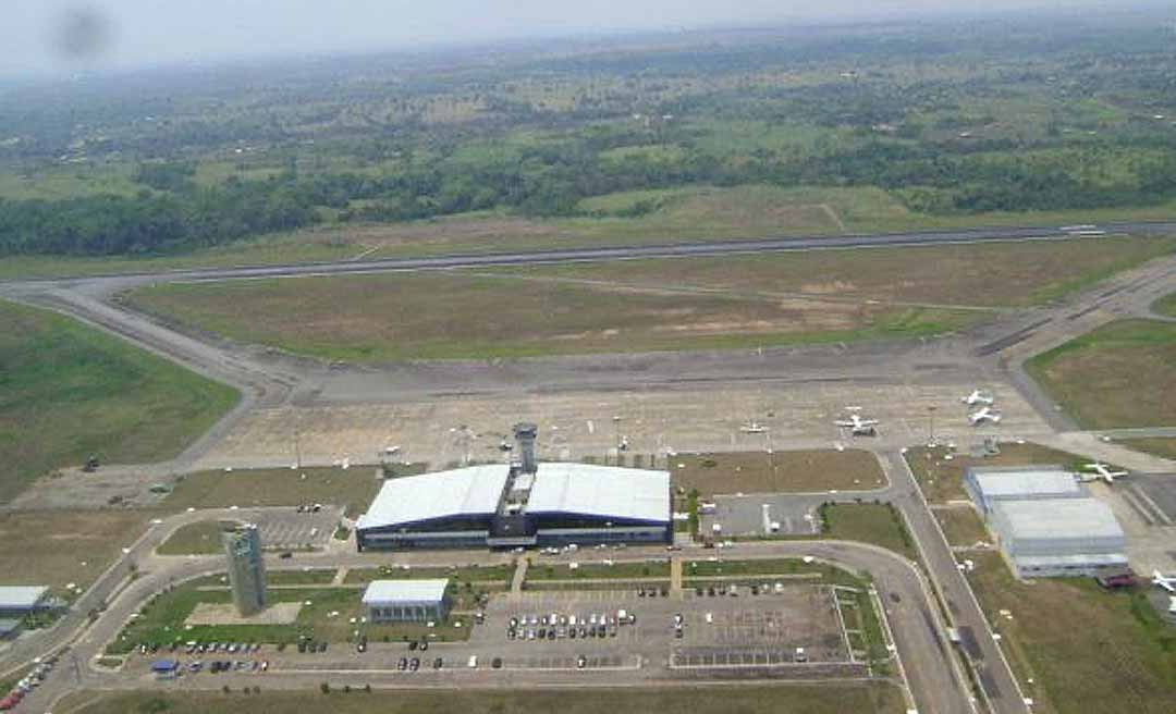 Com Rio Branco encoberta por fumaça, aeroporto opera voos por instrumentos