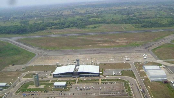 Com Rio Branco encoberta por fumaça, aeroporto opera voos por instrumentos