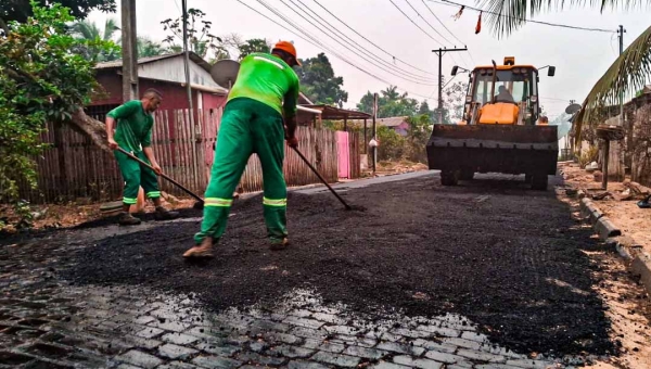 Prefeitura de Brasiléia conclui asfaltamento no Bairro Leonardo Barbosa