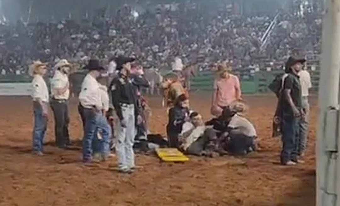 Competidor finalista no rodeio da Expoacre é pisoteado por touro durante montaria