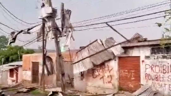 Temporal que atingiu bairro Telégrafo, em Cruzeiro do Sul, deixou várias casas destelhadas; veja o vídeo