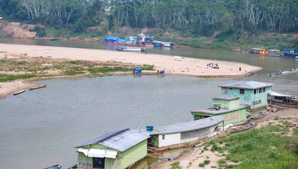 Porto Walter sofre com a seca extrema e isolamento agrava o problema; cidade fica desabastecida de frios