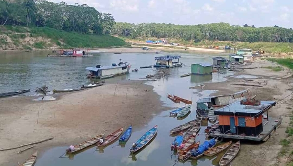 Com a seca extrema, falta tudo no município em que o litro de gasolina bate 13 reais e a botija de gás custa 200