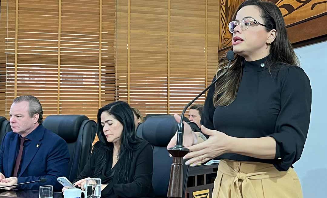 Michelle Melo denuncia "autoritarismo e forças ocultas" que sabotam educação municipal