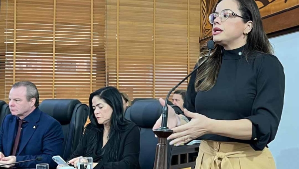 Michelle Melo denuncia "autoritarismo e forças ocultas" que sabotam educação municipal