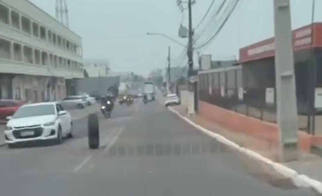 Pneu cai de caminhão na rua Rio de Janeiro, amassa porta de carro e por pouco não causa acidente