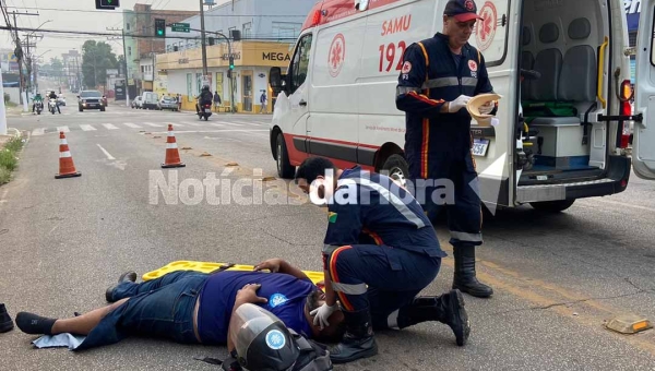 Homem sofre acidente de moto próximo ao Pronto-Socorro após desviar de ciclista