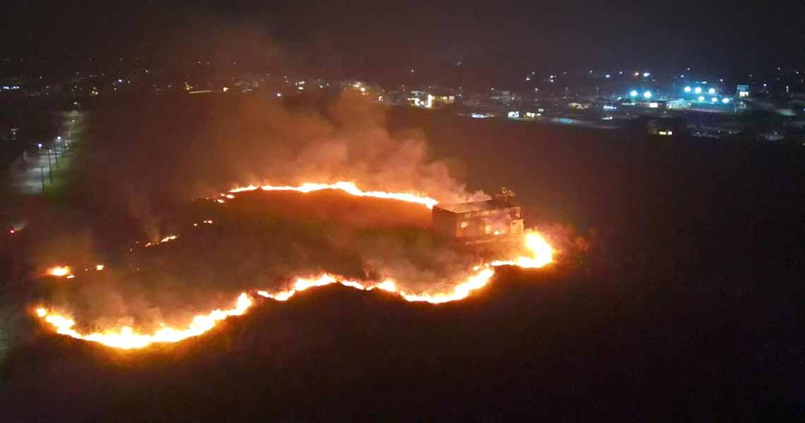 Fogo consome vegetação próxima ao condomínio Swiss Park, em Rio Branco