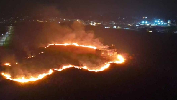 Fogo consome vegetação próxima ao condomínio Swiss Park, em Rio Branco