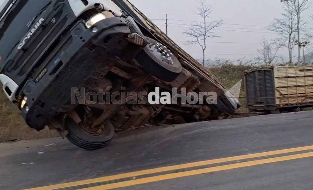 Carreta tomba na BR-364, entre Sena Madureira e Manoel Urbano; apesar do susto ninguém se feriu