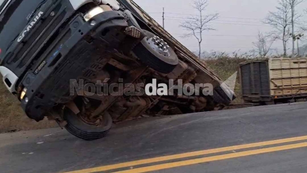 Carreta tomba na BR-364, entre Sena Madureira e Manoel Urbano; apesar do susto ninguém se feriu