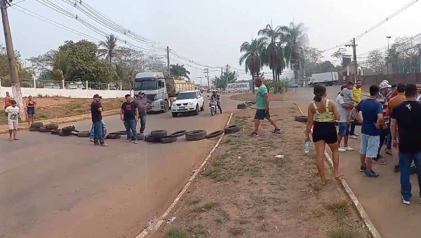 Moradores protestam próximo a rotatória do Café Contri, bairro Alto Alegre, exigindo construção de ponte