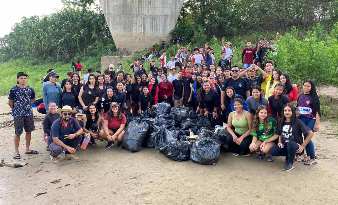 Alunos do Ifac retiram mais de uma tonelada de lixo em ação do projeto Praias Limpas, em Tarauacá