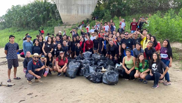 Alunos do Ifac retiram mais de uma tonelada de lixo em ação do projeto Praias Limpas, em Tarauacá