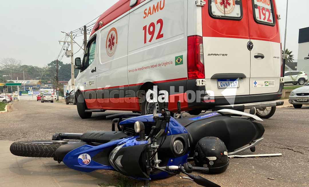 Após desobedecer à sinalização, motociclista bate em carro e quebra o braço