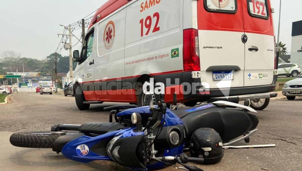 Após desobedecer à sinalização, motociclista bate em carro e quebra o braço